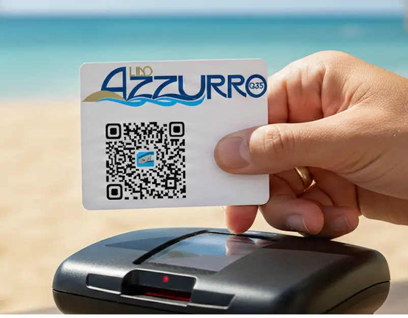 Ombrelloni e lettini blu al Lido Azzurro Sicilia